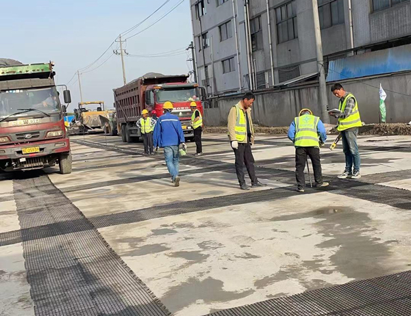 潼南老材料的新故事：玻璃纤维土工格栅如何在‘白改黑’浪潮中重获新生？